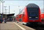 RE10222 mit Schublok 146 006 nach M�nchengladbach bei der Einfahrt ...