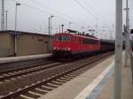 155 130-8 fuhr mit einem Rohrzug am 06.08.2009 durch Eberswalde ...