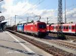 br-1116-vor-guterzugen Zum Abschluss des Treffens ging es nach M�nchen-Trudering,wo diese Fuhre erwartet wurde,1116 242-7 leistete der Kyoto-Lok 1016 023-2 Vorspann vor einem gemischten G�terzug nach Salzburg (Bahnbildertreffen 16.05.09)
