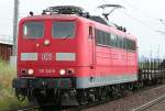 Und 151 146-8 zieht einen gemischten G�terzug durch K�ln Porz ...