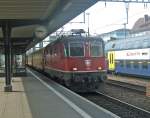 re-4-4-ii-re-420 SBB-Cargo: Mit (wahrscheinlich randvollen) Postwagen durchf�hrt die Re 4/4' 11248 am 31.7.09 den Bahnhof Dietikon.