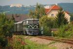 br-2050 Am 08.08.2009 war die 2050.04 im Einsatz f�r die Erlebnisweltbahn.
Hier hat der Zug in Korneuburg bereits die Nordwestbahn verlassen, die Eisenbahnkreuzung mit der Bundesstra�e 3 passiert und nimmt Kurs auf  Ernstbrunn.