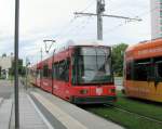 dresden-niederflurwagen-haltestellen-strecken DVB Nr.2583 'Die Bahn, Dauerhafte Tiefpreise' f�hrt am 24.07.'09, neben der DVB Nr.2820 'Globetrotter', in die Station Hbf. ein