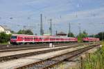 Doppel-Einfahrt der Regionalbahnen in Treuchtlingen, links aus Ansbach (KBS 920), ...