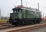 E44 046 steht am 11.08.2009 auf dem Vorfeld des Leipziger ...