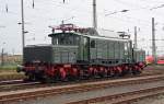 E94 056 steht am 11.08.2009 auf dem Vorfeld des Leipziger ...