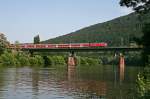 BR 218 mit Zugen Am 25. Mai 2009 bef�hrt die Karlsruher 218 484 mit dem p�nktlichen und wegen Bauarbeiten auf der Elsenztalbahn durch das Neckartal umgeleiteten RE 4840 von Heilbronn nach Mannheim am Haken die doppelst�ckige Neckarbr�cke zu Neckargem�nd.