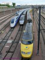 Der Post TGV-951 zeigt hier seine gelbe Front.
Links daneben sind ... Der Post TGV-951 zeigt hier seine gelbe Front.
Links daneben sind ...