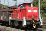 Die 294 760-7 zieht einen kurzen G�terzug durch K�ln West ...