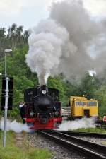 Rugensche Baderbahn - Rasender Roland Schlepptenderlok 'Aquarius C.' beim umsetzen an den Zug nach Lauterbach/Mole als Schlu�lok im Bf Putbus, um ihn sp�ter als Zuglok wieder nach Putbus zur�ck zu bringen am 16.07.09