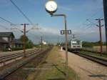 mr-mrd weiteres Motiv vom Landbahnhof Taulov. Der Mittelbahnsteig sieht noch aus wie vor 30 Jahren. Sogar auf dem linken Gleis kam noch ein Skl . Leider ist der Treppenabgang hinter dem Fotografen so nahe an der Uhr so dass sich das nur mit grossem verzerrenden Weitwinkel ins Bild bringen liess..