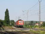 BR 143 mit Zugen 143 573-4 hat mit ihrem RE am 4.8.2009 R�blingen am See verlassen und f�hrt nun Richtung Halle (Saale) Hbf weiter.
