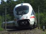 Ein ICE-T auf der G�ubahn mit ge�ffneter Bugklappe am Zugschluss ...
