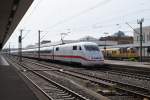 ein ICE 1 steht neben einem Messzug in Hannover Hbf ...