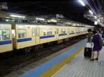ehemstaatsbahn-und-jr---gleichstrom-lokal--und-eilzuge Serie 103: Einer der Motorwagen (aus dem Motorwagenpaar MOHA 103 + MOHA 102) aus einem nach Hiroshima versetzten, aufgefrischten Zug. Die Gleichstromzug-Serie 103, das 'klassische' Fahrzeug der japanischen S-Bahnen mit einfachen L�ngssitzen und urspr. f�r die R�ume Tokyo und Kansai 1963-1984 gebaut, umfasste 3503 Wagen. Hier ist Motorwagen MOHA 103-498 (モハ103-498) im Hauptbahnhof Hiroshima, 28.Februar 2009. 
