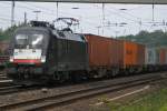 br-182-mrce ES 64 U2-005 f�hrt am 10.8.09 durch Duisburg-Entenfang