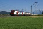 IC2000 Bald sollen die Dinosaurier auf den IC 2000 - Steuerwagen verschwinden, da die SBB alle Steuerwagen mit einem Familienabteil ausr�sten will (EA 8/09). IC 837 am 5.8.09 in Kiesen.