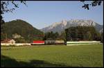 1144 248 (9181 1144 248-6) bringt einen gemischten Frachtzug durch ...