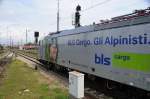 Detailaufnahme und Geheimniser�ffnung: Auch 486 510 ist eine Alpinisten -Lok. Hier ...