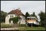 Das Bahnhofsgeb�ude von Neckarbischofsheim Nord. Rechts abgestellt stehen 3 NE81 ...