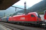 Die 1116 183-3 steht wartet am 1.8.09 im Bahnhof Brenner/Brennero ...