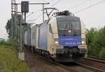 ES 64 U2-220 der Wiener Lokalbahn mit einem Containerzug , ...