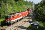 1142 689 und 1116 087 fahren mit einem Erzzug durch ... 1142 689 und 1116 087 fahren mit einem Erzzug durch ...