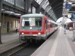 Ein Dieselzug der deutschen Bahn wartet auf die Weiterfahrt von ...