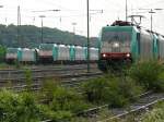Aachen-West an diesem 13/08/2009 : links 2811 mit einem Kesselwagenzug ...