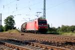 185 069 zieht am 27.07.09 einen Kesselwagenzug aus Richtung Cottbus ...