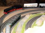 Die 50 2362 mit einem G�terzug bei der Ausfahrt aus ...