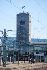 stuttgart-hbf Er darf nicht fehlen, der markante Stuttgarter Bahnhofsturm. W�hrend bewegter Revolutionsjahre sogar kurzzeitig Regierungssitz der w�rttembergischen Landesregierung. Auch wenn nicht gerade im g�nstigsten Licht, so rechtfertigen doch die Bahnbilderfotografen auf dem Bahnsteig das Zeigen des Bildes: Hansj�rg, Alexander und Christian, Kevin sa� schon wieder im Zug. (01. August 2009)