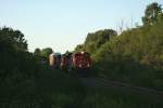 canadian-national-cn CN- G�terzug mit SD70M-2 8009, C44-9W 2709 und SD75I 5745 schleicht sich am 6.8.2009 an der Mile 30 in Milton,ON um die Kurve.
