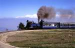 Darjeeling-Bahn 804  Batasia Loop  01.04.96  ( Im Hintergrund das Himalaja Gebirge. Die meiste Zeit sieht man es wegen dem Dunst leider nicht.)