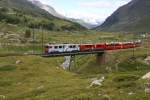 strecke-berninabahn-sm-ti Der Unesco - Triebwagen ABe 4/4 III 51 zieht am 11.8.09 gemeinsam mit dem ABe 4/4 III 52 den Bernina Express 970 von Bernina Lagalb Richtung Ospizio Bernina.