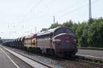 V 170 Dieselpower in Elze.1155 mit der Rundnasenschwester 1151 durchfuhren am 15.08.2009 mit einem langen Schotterzug den Elzer Bahnhof auf Gleis 3.