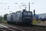 RBH Logistics GmbH Lok 106(143 286-3)mit Schwester Lok 102(143 069-3) der RBH,in Doppeltraktion fuhren am 15.08.2009 durch den Elzer Bahnhof auf Gleis 3.