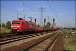 BR 152 Railion 152 055-0 mit Rungenwagen und sollte 5 Stunden am Signal stehen bleiben (Berlin Sch�nefeld, 15.08.2009)