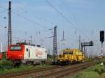E 37 507 von Veolia und eine Stopfmaschine am 15.8.2009 ...