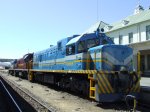 Sonstige In Rahmen der Revision von Loks der Baureihe 34 der TransNamib, hat die s�dafrikanische Transnet eine Lok der Baureihe 33-400 und Spoornet die 33-059 in 'historischer' Bemalung als Ersatz zur Verf�gung gestellt. Die 33-059 posiert zwischen den neu aufgebauten TransNamib-Loks 402 und 447 im Bahnhof Windhoek. 22.06.2009