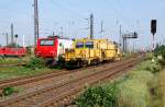 Stopfmaschinen Eine Stopfmaschine mit angehangener Schotterprofiliermaschine durchfahren am 15.08.09 Gro�korbetha.