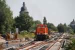 Berlin, 16.08.2009, Gleisbauarbeiten s�dlich des Bahnhofs Sch�neweide mit LOCON 102 ...