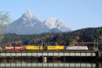 TXLogistik Traxx (Br.185)bespannt ein G�terzug,mit Sattelanh�nger(KLV)bei Kirchbichl.20.10.2008  ...
