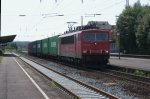 155 223-1 aus richtung S�den kommend,mit eienm Containerzug,bei der Durchfahrt ...