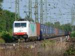 ITL 186 142 zieht am sp�ten Montagnachmittag einen langen Containerzug ...