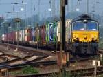 Mit 46 Containerwaggons f�hrt die Class66 PB19 der DLC in ...