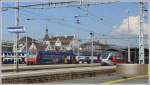 450 027-8 und SOB Flirt 526 042-7 vor dem Schloss�hnlichen ...