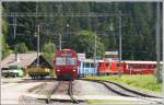 R1448 mit Stwg 1752 f�hrt in Langwies ein. (17.08.2009)  ...