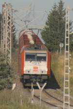 185 641 schiebt einen schweren Kalkschotterzug die Steigung vom Kalkwerk ...