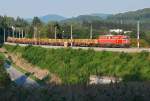 Noch immer fleißig unterwegs ist die 1042 007. Hier zu ... Noch immer fleißig unterwegs ist die 1042 007. Hier zu ...